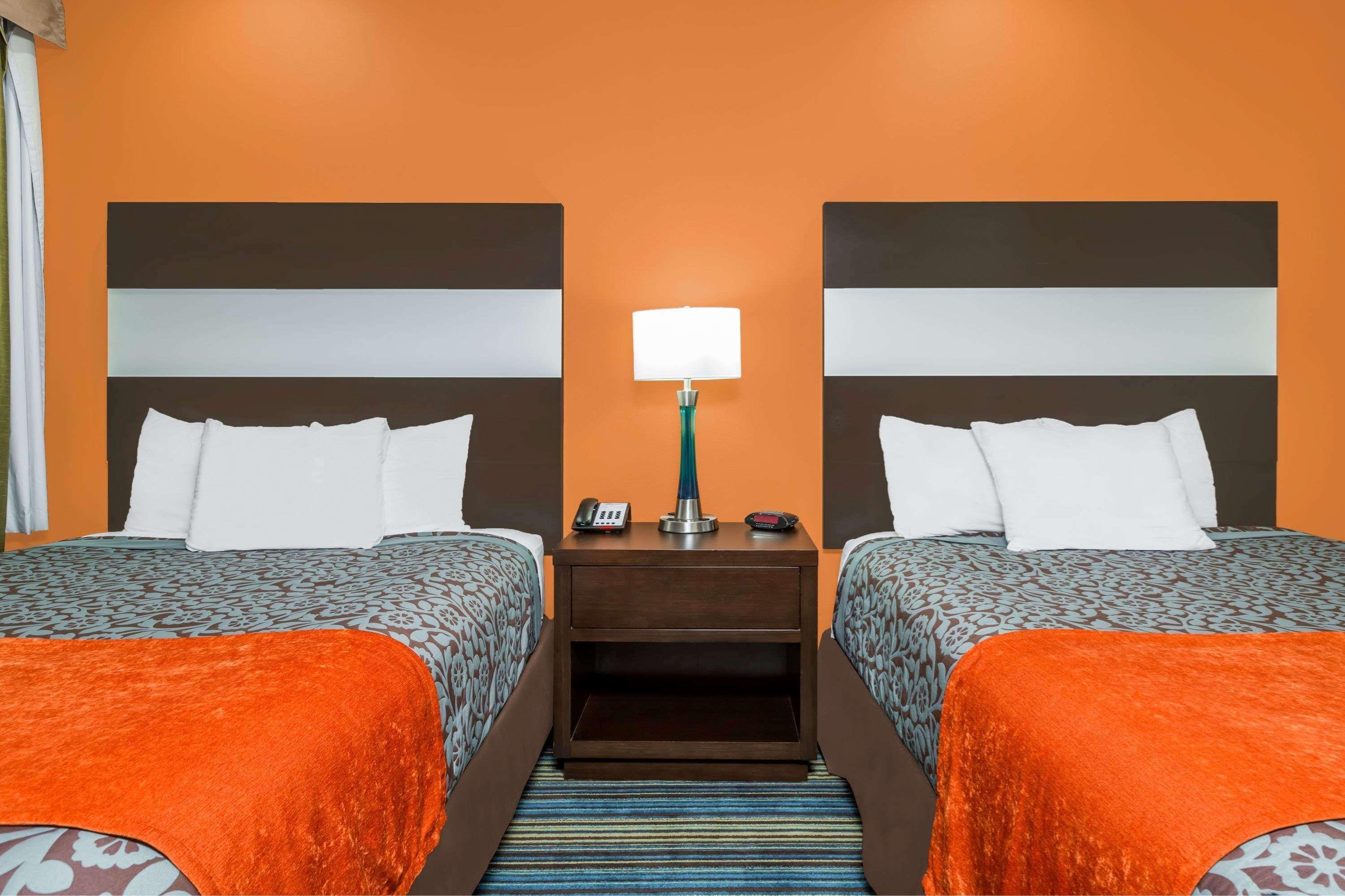 Days Inn & Suites By Wyndham Katy Bagian luar foto