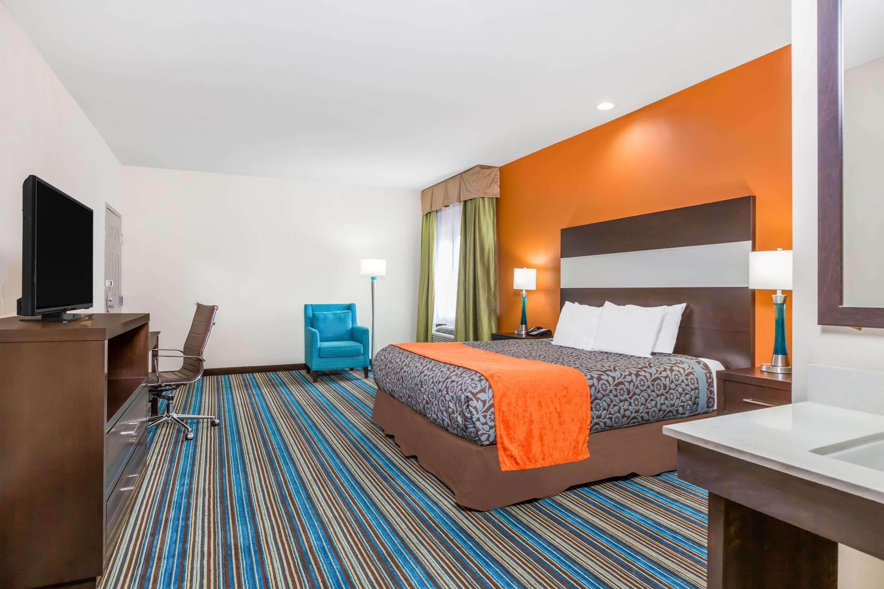 Days Inn & Suites By Wyndham Katy Bagian luar foto