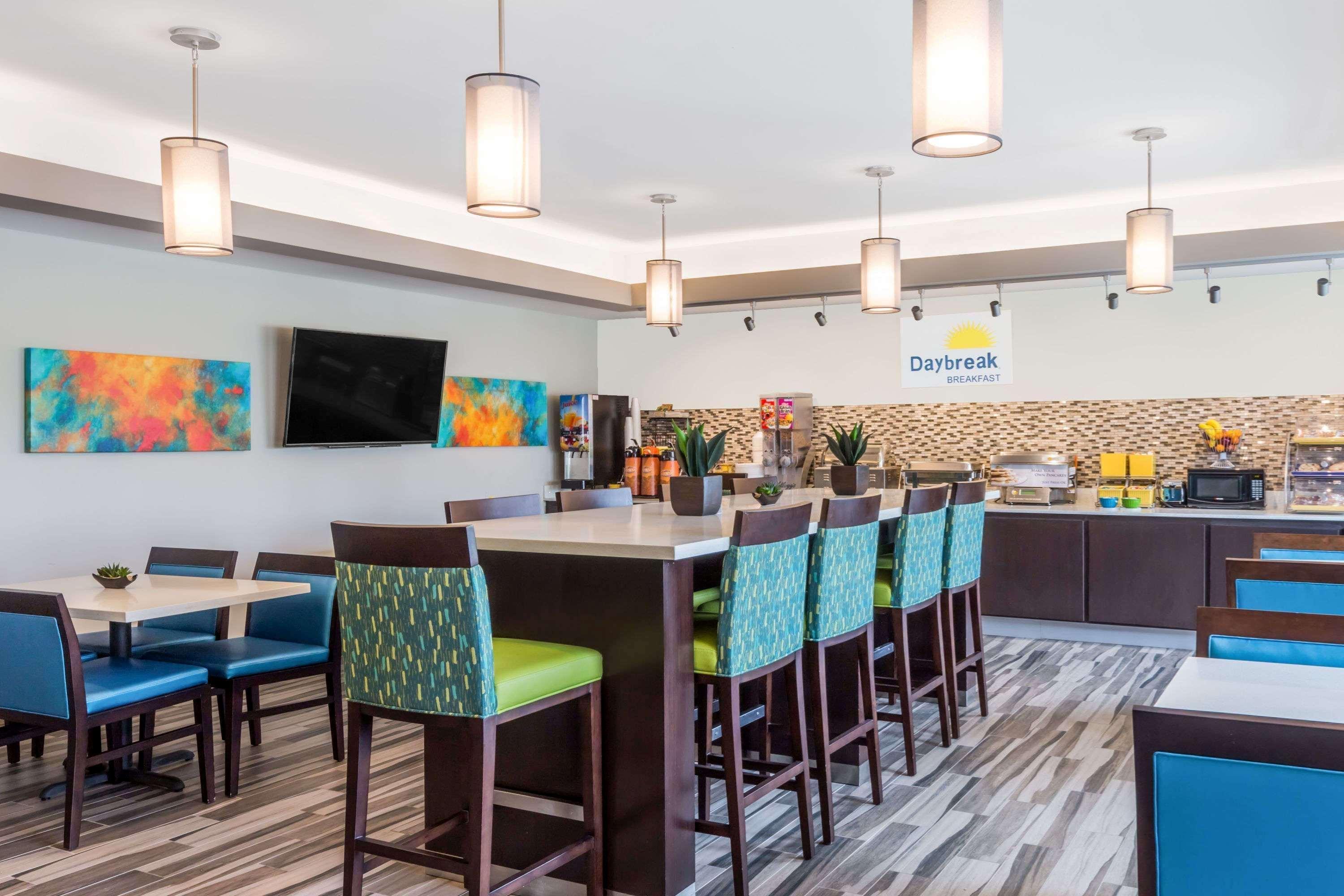 Days Inn & Suites By Wyndham Katy Bagian luar foto