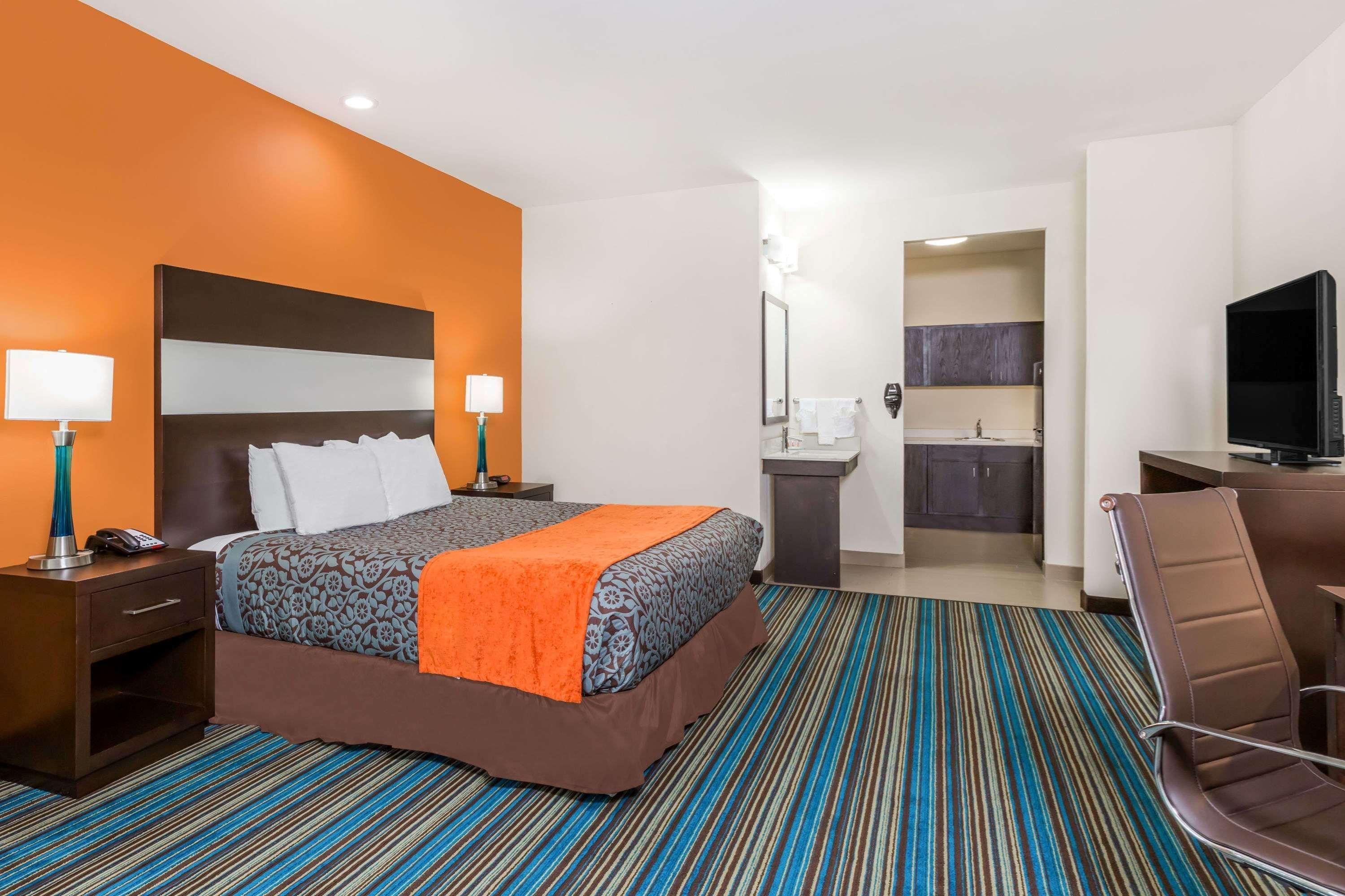 Days Inn & Suites By Wyndham Katy Bagian luar foto